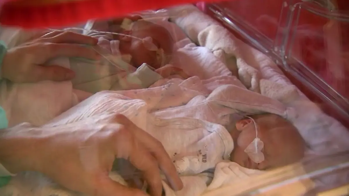 Leon und Rafael liegen im Brutkasten. Beide wiegen unter 2.000 Gramm.
