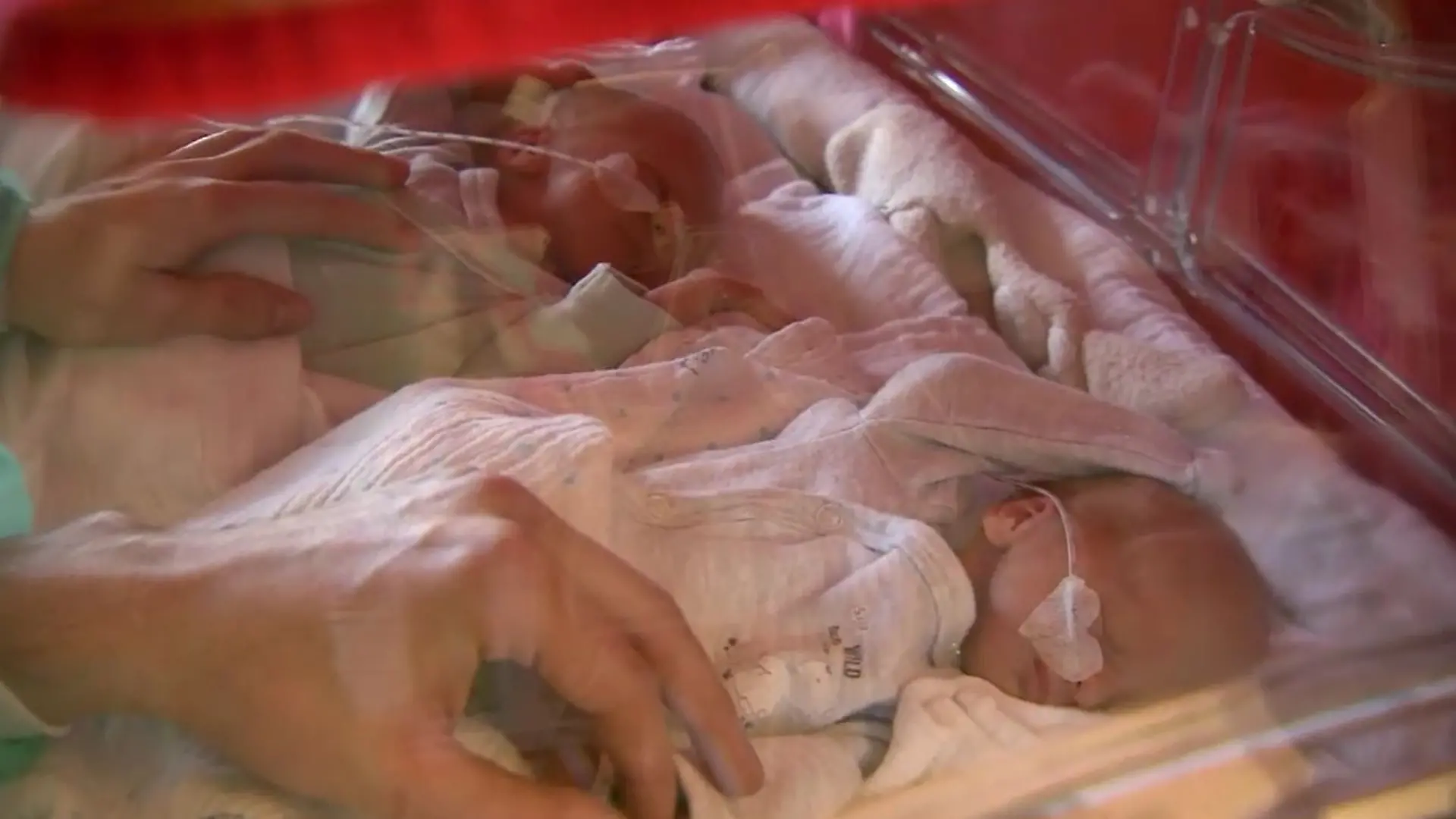 Leon und Rafael liegen im Brutkasten. Beide wiegen unter 2.000 Gramm.