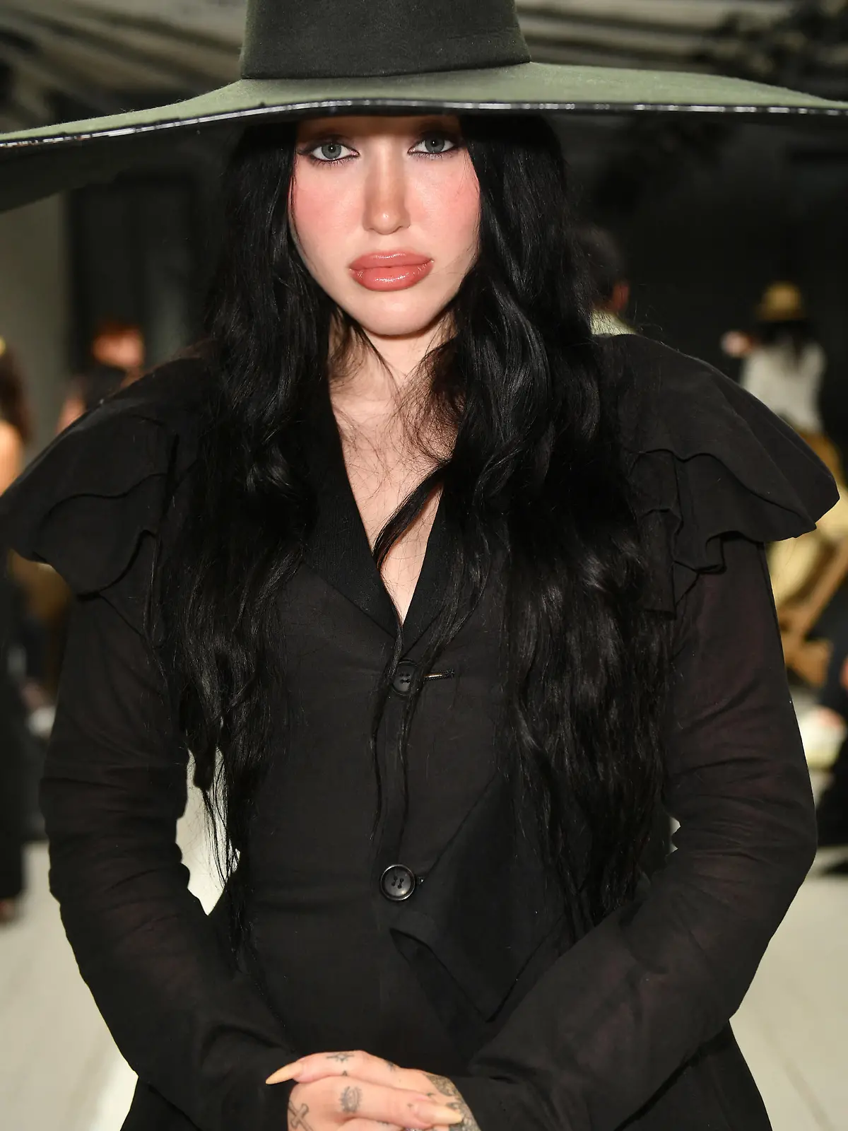 Noah Cyrus - Personnalités au défilé Yohji Yamamoto mode homme printemps / été 2024 à Paris le 22 juin 2023. © Veeren / Clovis / Bestimage Celebs at Yohji Yamamoto men's spring/summer 2024 fashion show in Paris on 22 June 2023.