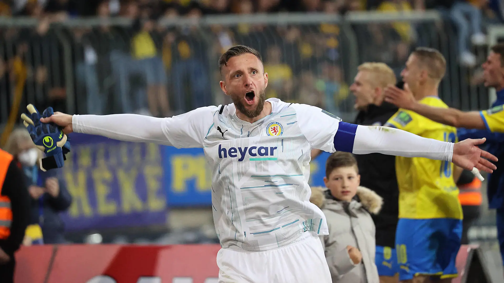 Jasmin Fejzic Eintracht Braunschweig feiert in der kurve den Sieg DFL REGULATIONS PROHIBIT ANY USE OF PHOTOGRAPHS AS IMAGE SEQUENCES AND/OR QUASI-VIDEO. *** Jasmin Fejzic Eintracht Braunschweig celebrates victory in the curve DFL REGULATIONS PROHIBIT ANY USE OF PHOTOGRAPHS AS IMAGE SEQUENCES AND OR QUASI VIDEO