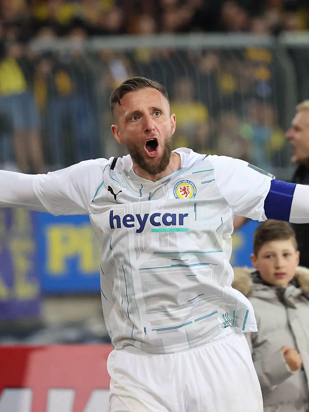  Jasmin Fejzic Eintracht Braunschweig feiert in der kurve den Sieg DFL REGULATIONS PROHIBIT ANY USE OF PHOTOGRAPHS AS IMAGE SEQUENCES AND/OR QUASI-VIDEO. *** Jasmin Fejzic Eintracht Braunschweig celebrates victory in the curve DFL REGULATIONS PROHIBIT ANY USE OF PHOTOGRAPHS AS IMAGE SEQUENCES AND OR QUASI VIDEO