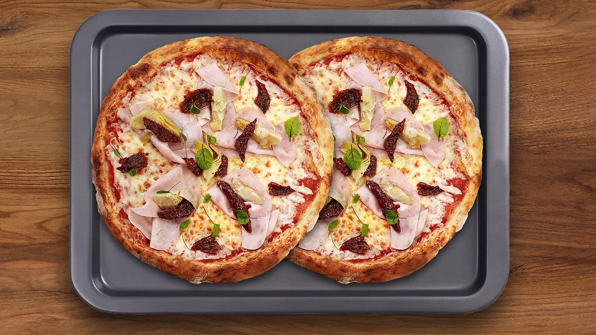 Zwei Pizzen auf Blech