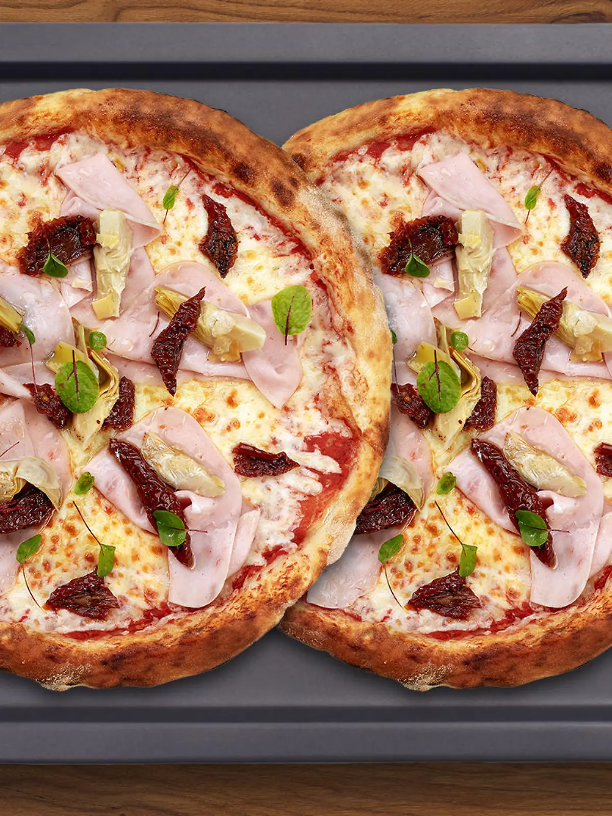 Zwei Pizzen auf Blech