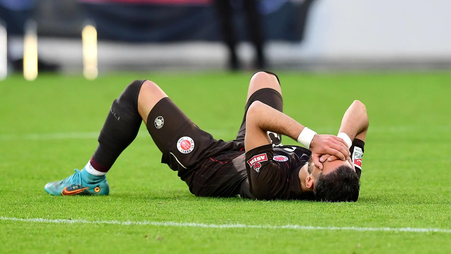 Fussball I Herren I 2.Bundesliga l FC St. Pauli - 1.FC Nuernberg I 32.Spieltag I Saison 2021-2022 I St. Pauli I 29.04.2022 I Spielende nur 1:1 und niedergeschlagene Spieler , Paqarada Leart St.Pauli , Sportplatz : Millerntor Stadion, St.Pauli Hamburg Deutschland *** Football I Men I 2 Bundesliga l FC St Pauli 1 FC Nuernberg I 32 Spieltag I Saison 2021 2022 I St Pauli I 29 04 2022 I Spielende nur 1 1 und niedergeschlagene Spieler , Paqarada Leart St Pauli , Sportplatz Millerntor Stadion, St Pauli Hamburg Germany