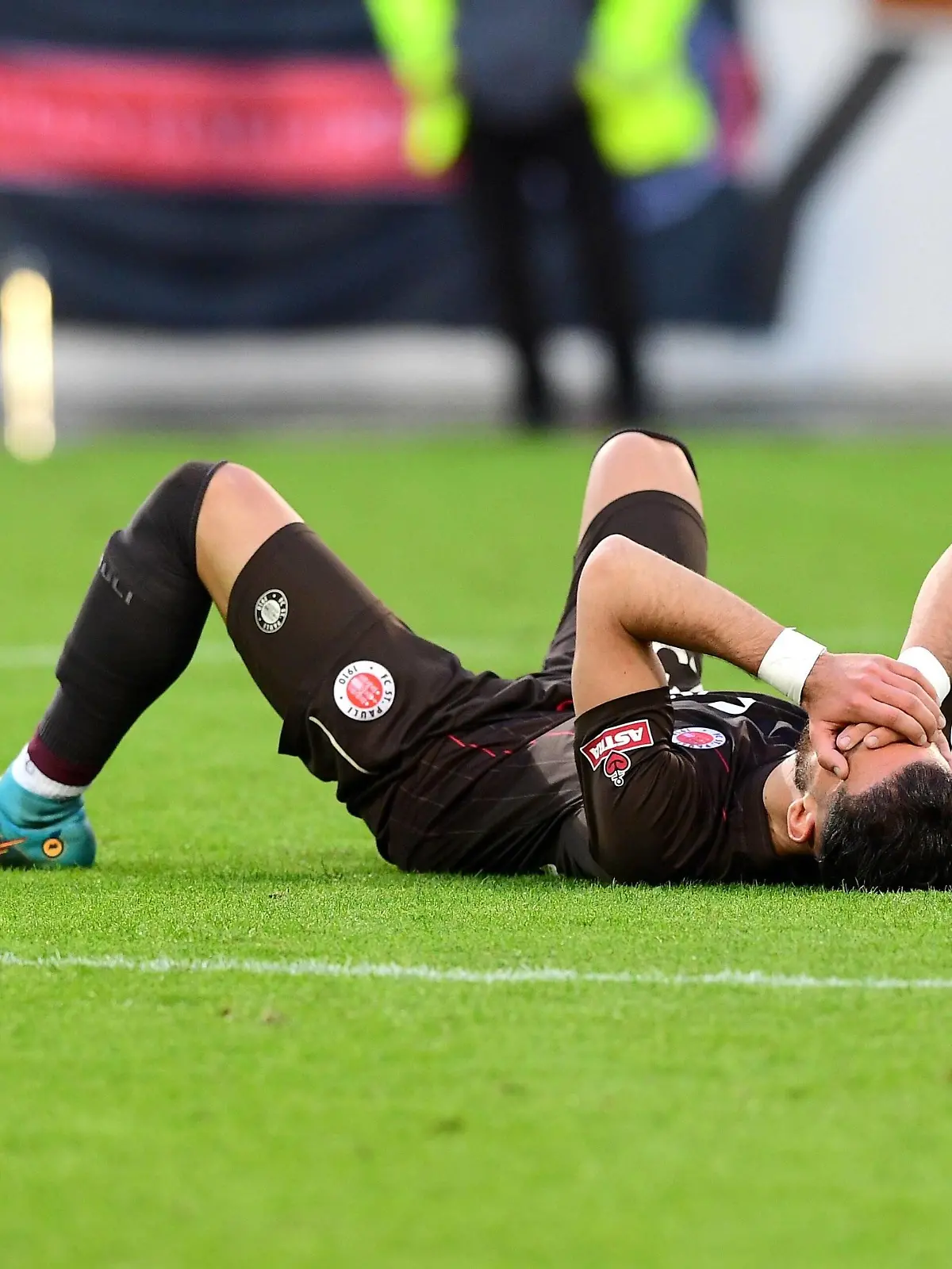  Fussball I Herren I 2.Bundesliga l FC St. Pauli - 1.FC Nuernberg I 32.Spieltag I Saison 2021-2022 I St. Pauli I 29.04.2022 I Spielende nur 1:1 und niedergeschlagene Spieler , Paqarada Leart St.Pauli , Sportplatz : Millerntor Stadion, St.Pauli Hamburg Deutschland *** Football I Men I 2 Bundesliga l FC St Pauli 1 FC Nuernberg I 32 Spieltag I Saison 2021 2022 I St Pauli I 29 04 2022 I Spielende nur 1 1 und niedergeschlagene Spieler , Paqarada Leart St Pauli , Sportplatz Millerntor Stadion, St Pauli Hamburg Germany