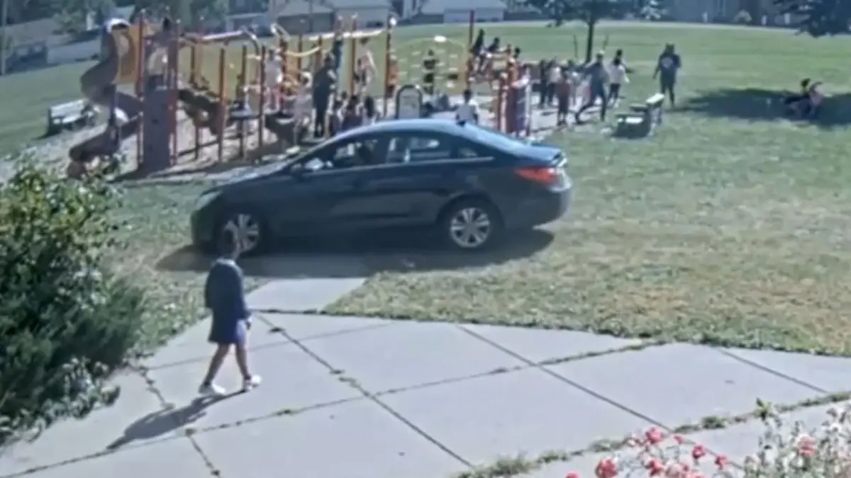 Junge (10) klaut Auto und rast auf vollen Kinderspielplatz