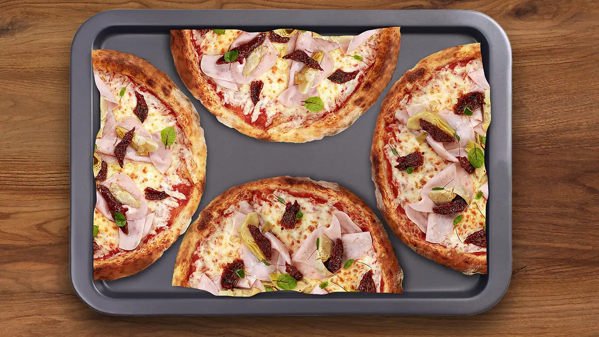 Vier Pizzahälften auf Blech