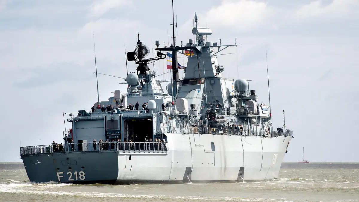 Die Fregatte "Mecklenburg-Vorpommern" der Marine verlässt den Hafen am Marinestützpunkt. Das Kriegsschiff soll in den nächsten Monaten die Nordflanke der Nato absichern. An Bord der fast 140 Meter langen Fregatte sind rund 220 Soldatinnen und Soldaten, darunter auch Besatzungsmitglieder aus der Slowakei.