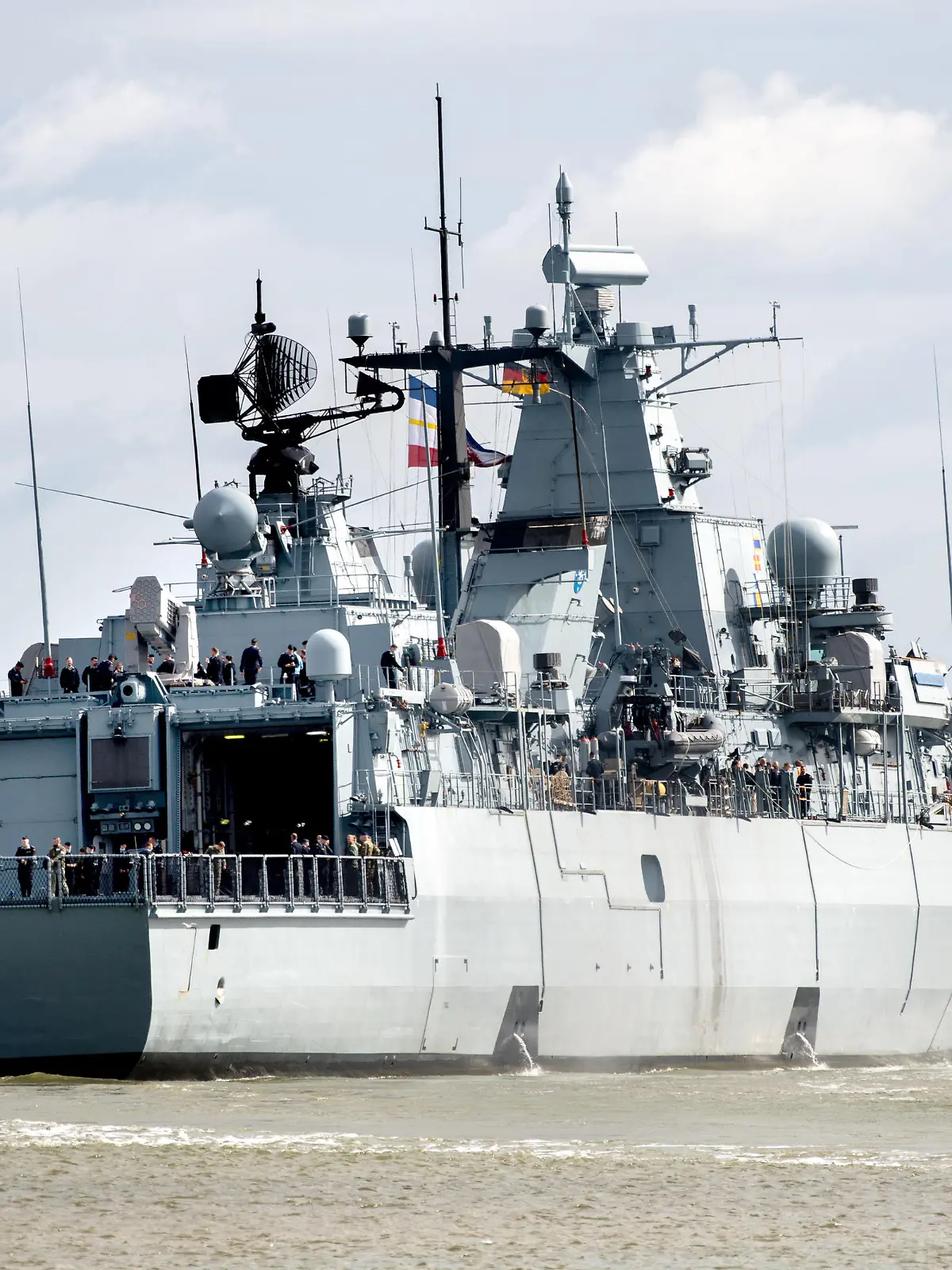 Die Fregatte "Mecklenburg-Vorpommern" der Marine verlässt den Hafen am Marinestützpunkt. Das Kriegsschiff soll in den nächsten Monaten die Nordflanke der Nato absichern. An Bord der fast 140 Meter langen Fregatte sind rund 220 Soldatinnen und Soldaten, darunter auch Besatzungsmitglieder aus der Slowakei.