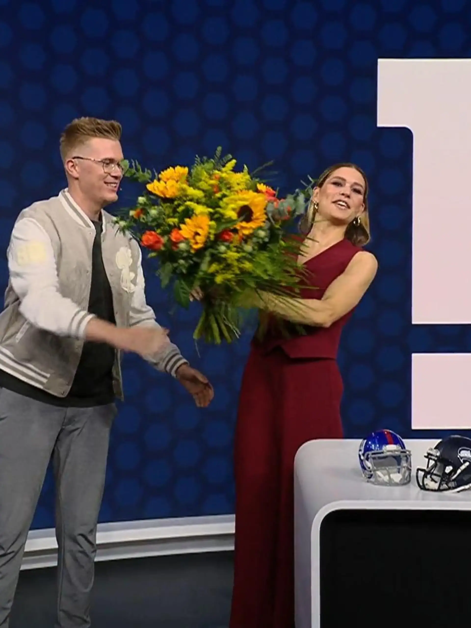 Bild zu: "Geburtstags-Blumen für Jana Wosnitza - mitten in der NFL-Sendung "