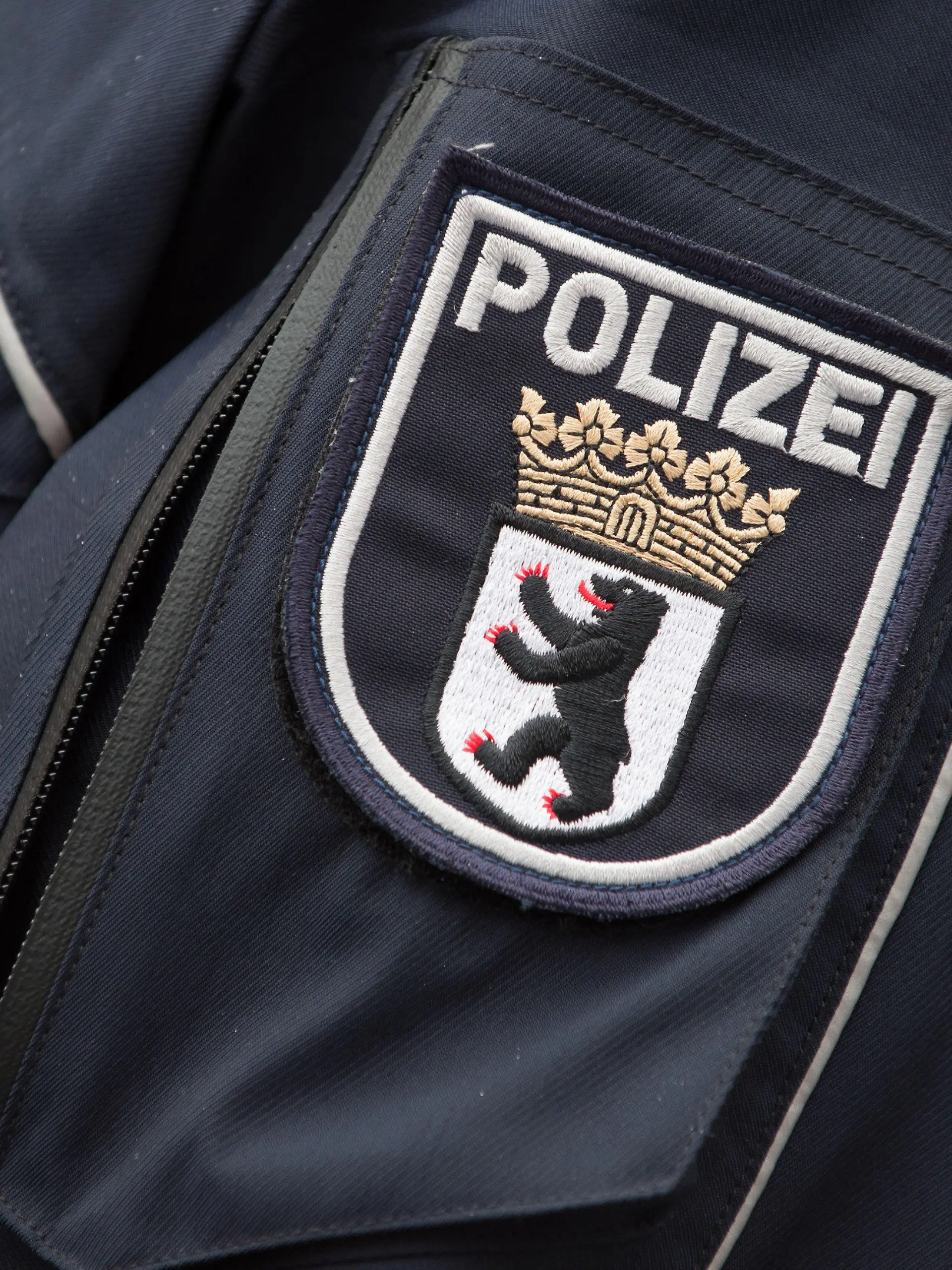 ARCHIV - Das Wappen der Berliner Polizei, aufgenommen am 08.04.2015 in Berlin. Foto: Tim Brakemeier/dpa (zu "Exzessives Feiern: Hamburg schickt Berliner Polizisten zurück" vom 27.06.2017) Foto: Tim Brakemeier/dpa +++(c) dpa - Bildfunk+++