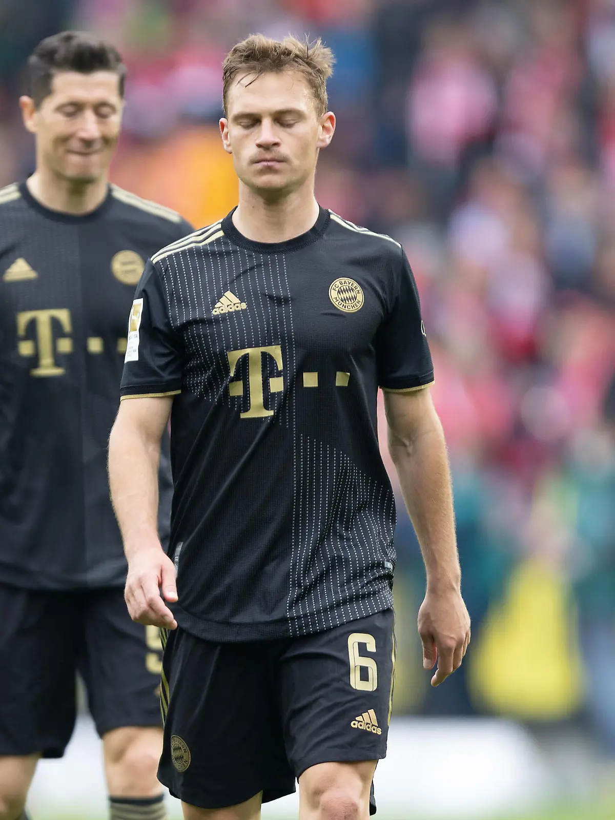 1. FSV Mainz 05 - FC Bayern München, 1. FBL Enttäuscht geht Joshua Kimmich Bayern München, 6 zu den Fans. Bundesligaspiel zwischen dem 1. FSV Mainz 05 und dem FC Bayern München am 30. April 2022 in der Mewa Arena in Mainz. Nach Vorgaben der DFL, Deutsche Fußball Liga, ist es untersagt, in dem Stadion und/oder vom Spiel angefertigte Fotoaufnahmen in Form von Sequenzbildern und/oder videoähnlichen Fotostrecken zu verwerten bzw. verwerten zu lassen., Mainz Rheinland-Pfalz Deutschland Mewa Arena *** 1 FSV Mainz 05 FC Bayern Munich, 1 FBL Disappointed goes Joshua Kimmich Bayern Munich, 6 to the fans Bundesliga match between the 1 FSV Mainz 05 and FC Bayern Munich on 30 April 2022 at the Mewa Arena in Mainz According to specifications of the DFL, German Football League, it is prohibited in the stadium and or from the game made photographs in the form of sequence pictures and or video-like photo series to exploit or to let exploit , Mainz Rhineland Palatinate Germany Mewa Arena