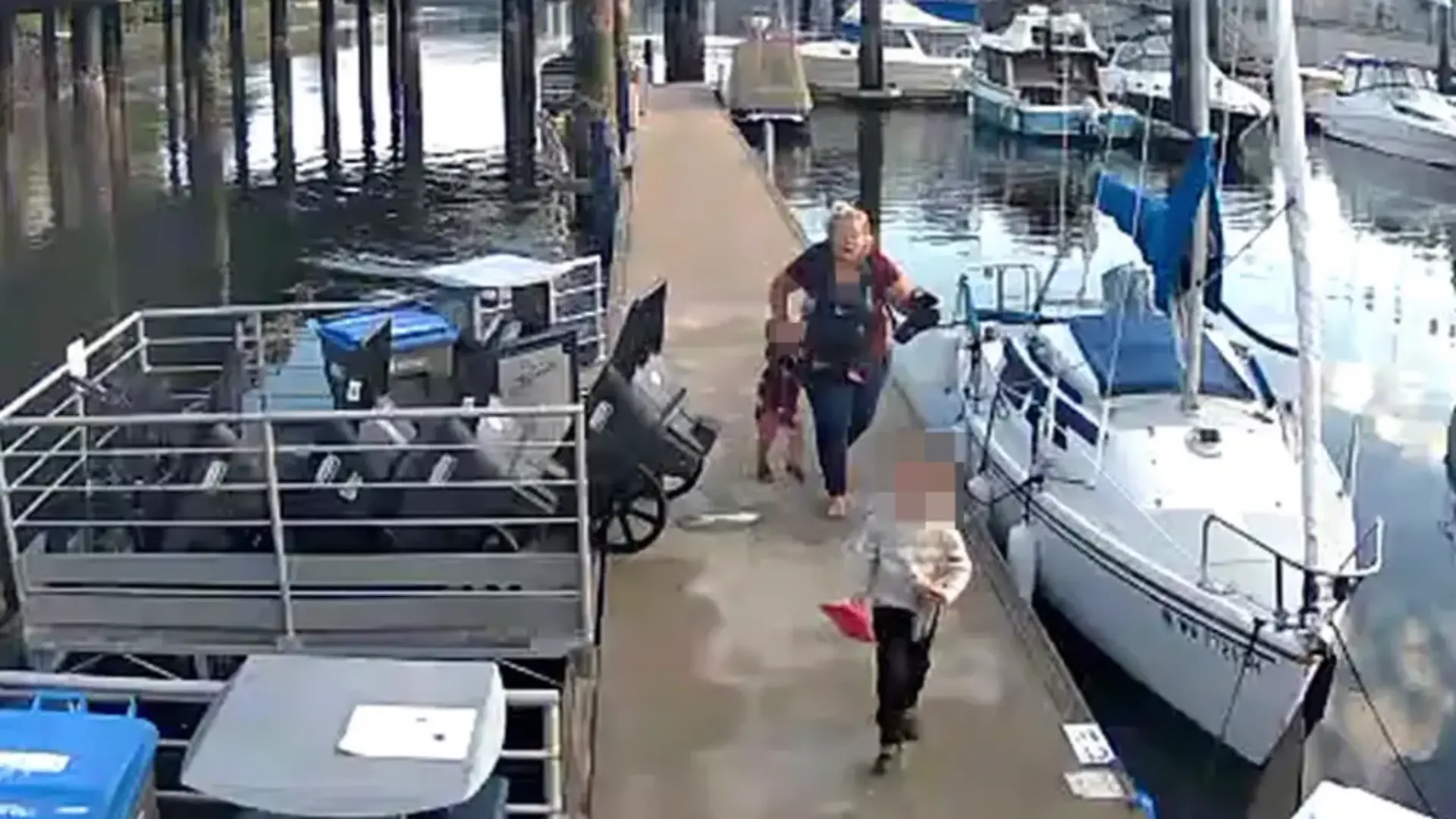 Eine Mutter und ihr kleiner Sohn flüchten vor einem verrücktem Otter.