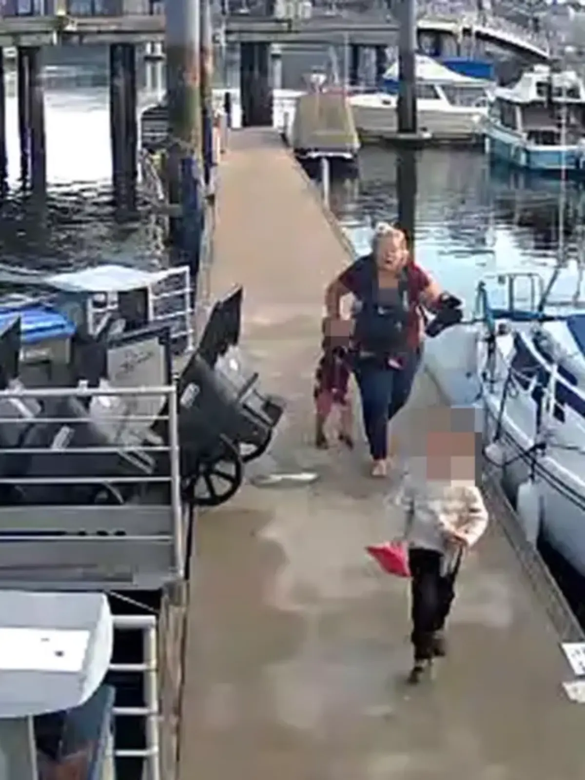 Bild zu: "Aggro-Otter attackiert Mutter und Sohn"