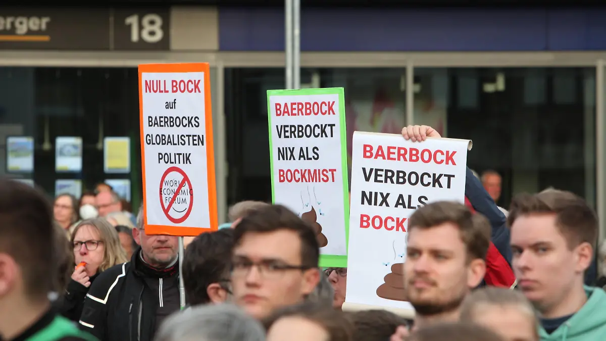Wahlkampfveranstaltung DIE GRÜNEN - Annalena Baerbock und Monika Heinold / 30.04.2022, Ahrensburg. Kurz vor Landtagswahl am 08.05.2022 in Schleswig-Holstein besucht Außenministerin Annalena Baerbock die Spitzenkandidatin Monika Heinold auf dem Rathausplatz in Ahrensburg. Sie beantwortet kritische Fragen über die feministische Außenpolitik, Ukraine-Krieg, Energiewende und die Arbeit der Bundesregierung und natürlich alles was mit Schleswig-Holstein zu tun hat. Die Grünen um Monika Heinold liegen in aktuellen Umfragen auf Platz 2 hinter Ministerpräsident Daniel Günther. Etwa 150 Personen versuchten nach Polizeiangaben die Veranstaltung mit Sirenengeheul und Rufen wie Kriegstreiberin und Lügnerin zu stören. Bereits am Morgen war nordphoto GmbHxKohring nph00007