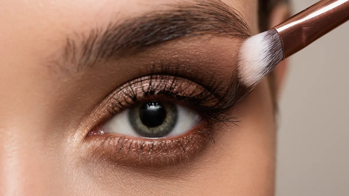 Augen größer schminken in fünf Schritten.