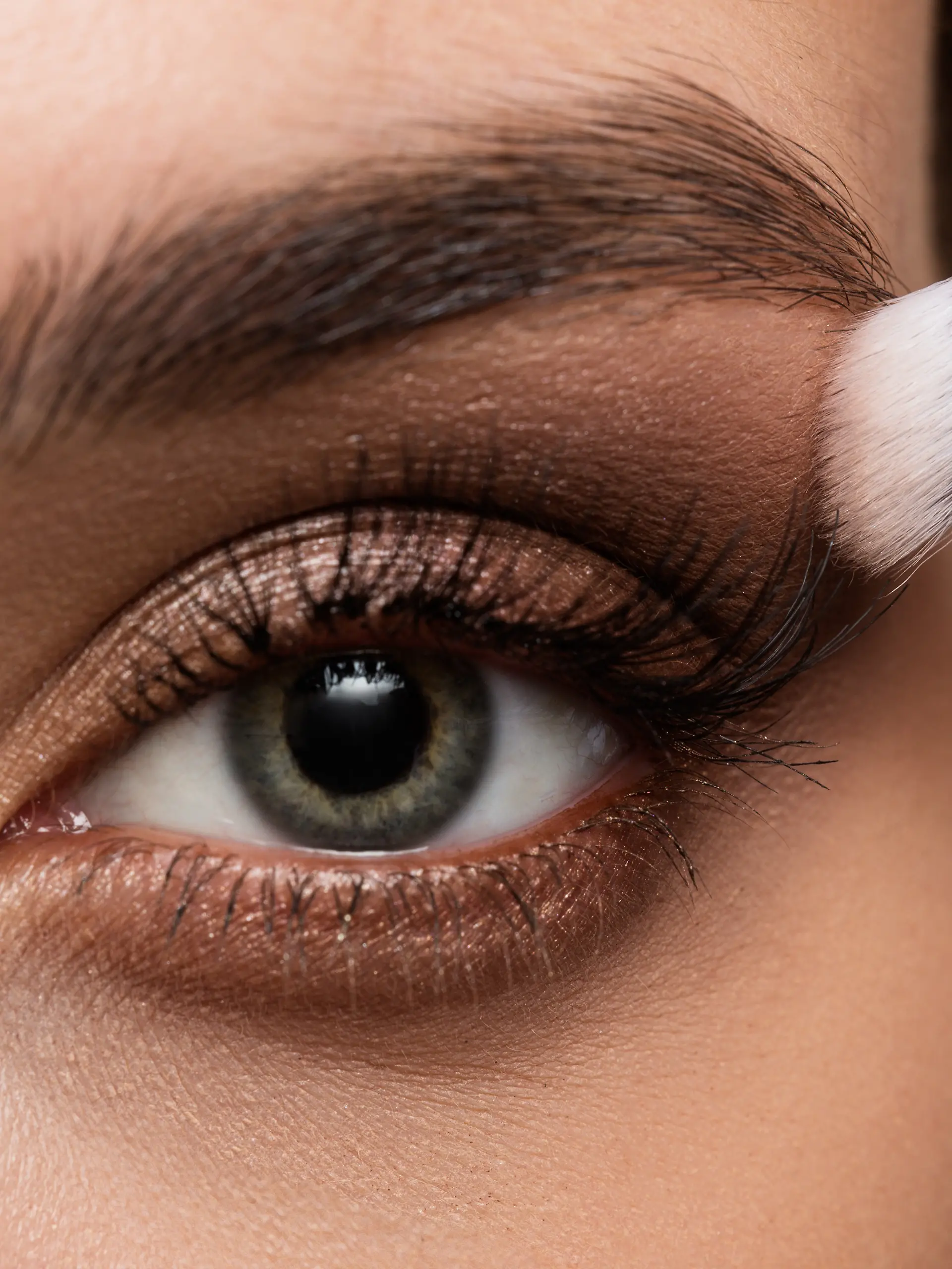Augen größer schminken in fünf Schritten.