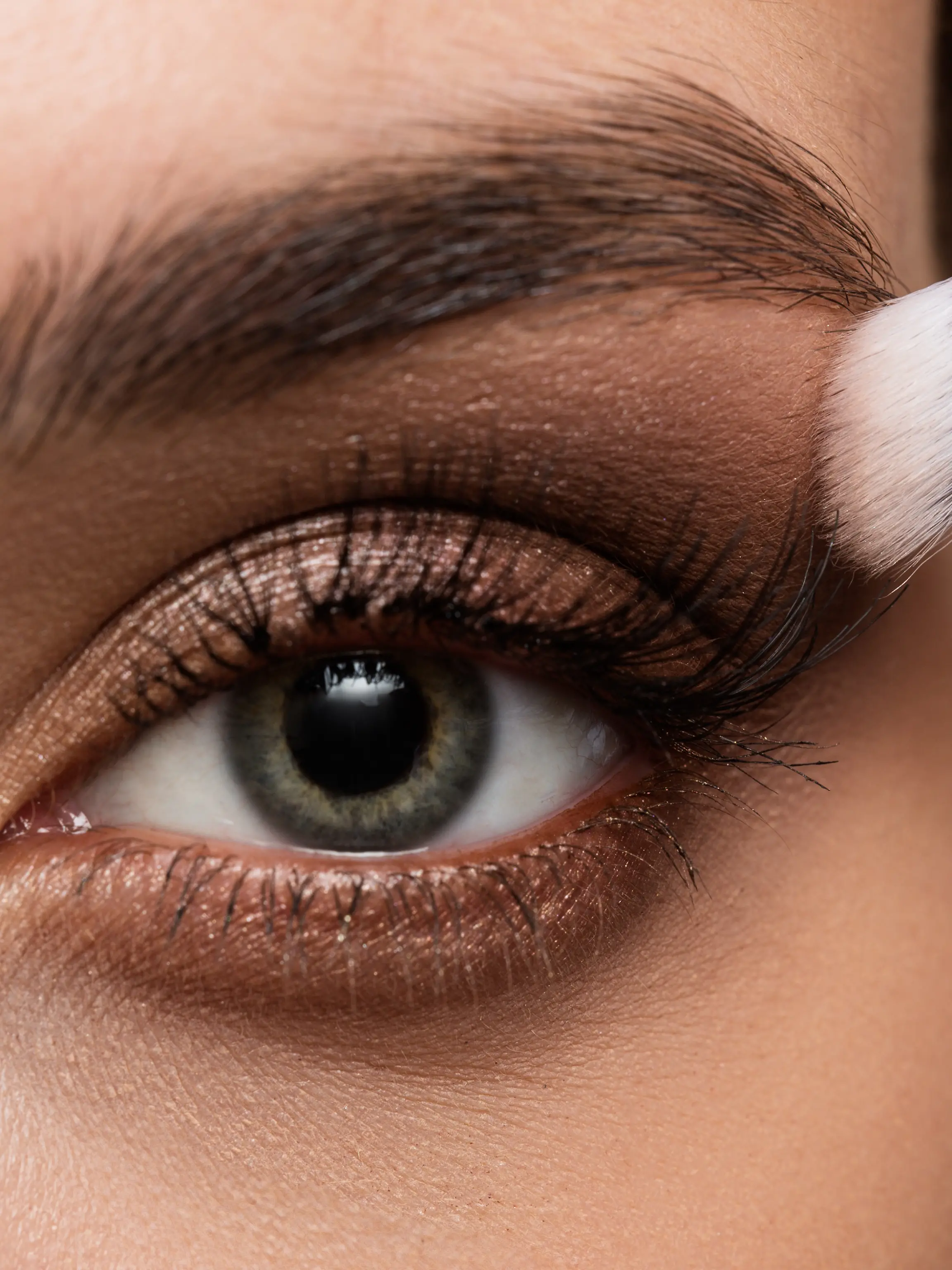 Augen größer schminken in fünf Schritten.