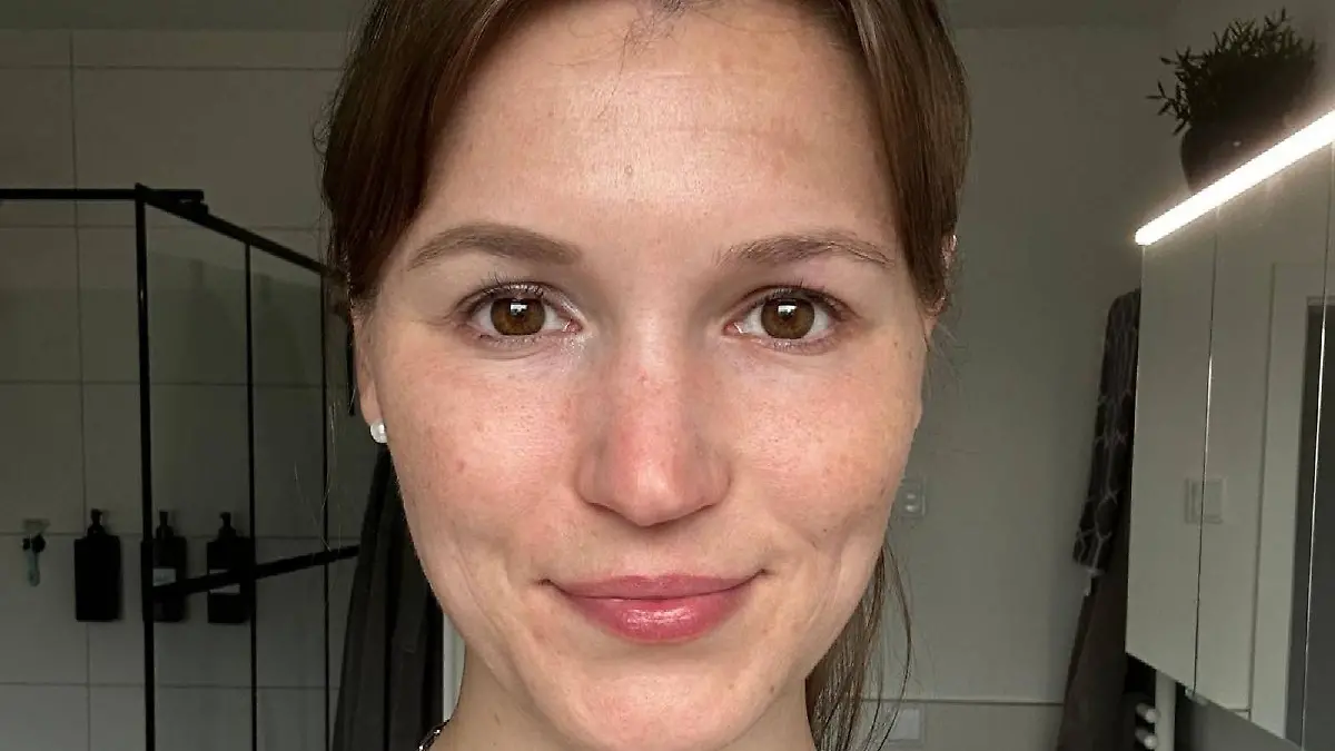 Heller Lidschatten ist wichtig, um die Augen größer zu schminken.