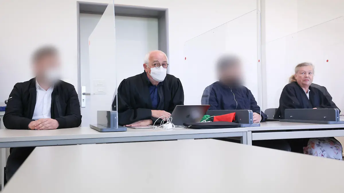 02.05.2022, Hamburg: Die zwei Angeklagten sitzen neben ihren Anwälten Andreas Beurskens (2.v.l) und Stefanie Martens (r) zu Beginn des Prozesses vor dem Amtsgericht Harburg. Wegen eines tödlichen Autorennens über die Hamburger Köhlbrandbrücke müssen sich die zwei Männer vor dem Amtsgericht verantworten. Foto: Christian Charisius/dpa/Pool/dpa - ACHTUNG: Angeklagte auf Anweisung des Gerichts gepixelt +++ dpa-Bildfunk +++