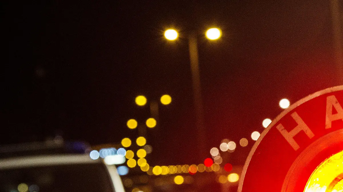 Ein Polizist stoppt am 18.09.2014 in Berlin auf der Autobahn 100 unweit der Aus- und Einfahrt Beusselstraße mit seiner Kelle einen Pkw. Beim bundesweiten Blitzer-Marathon geht die Polizei in der Hauptstadt an verschiedenen Kontrollstellen gegen Raser vor. Foto: Paul Zinken/dpa +++(c) dpa - Bildfunk+++