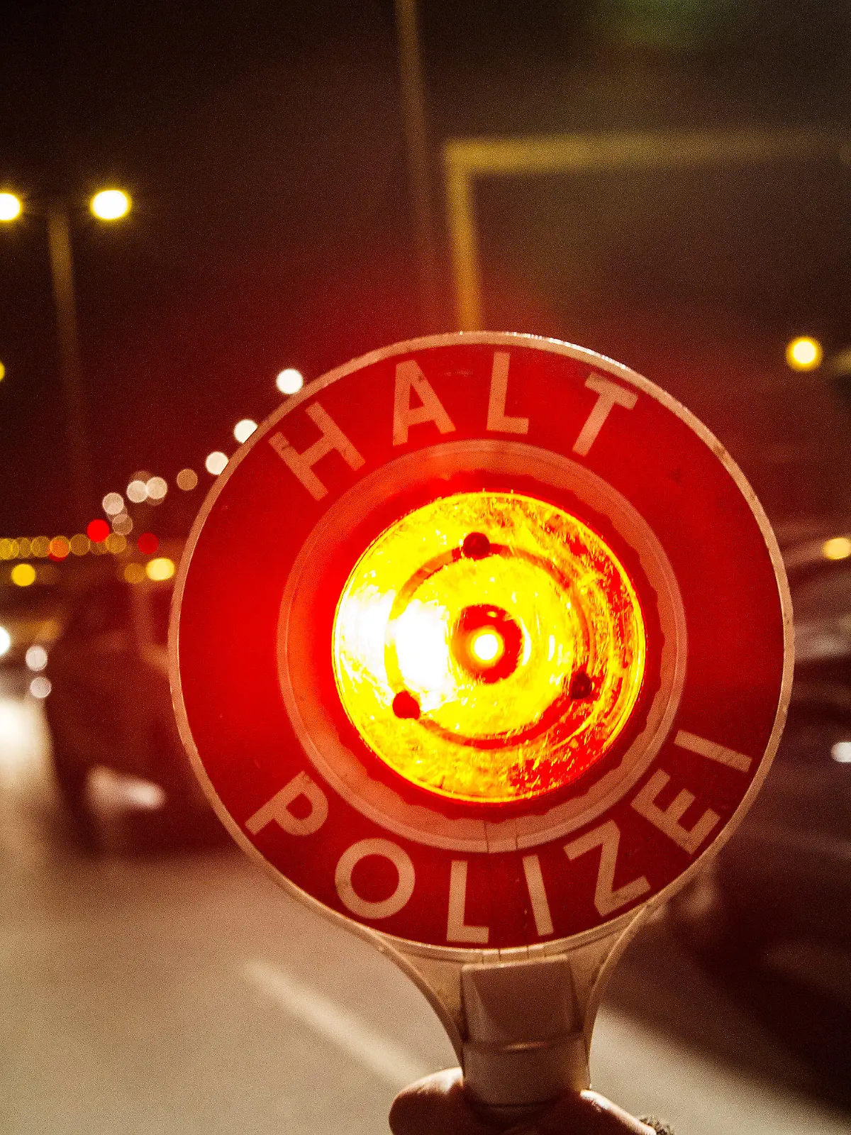 Ein Polizist stoppt am 18.09.2014 in Berlin auf der Autobahn 100 unweit der Aus- und Einfahrt Beusselstraße mit seiner Kelle einen Pkw. Beim bundesweiten Blitzer-Marathon geht die Polizei in der Hauptstadt an verschiedenen Kontrollstellen gegen Raser vor. Foto: Paul Zinken/dpa +++(c) dpa - Bildfunk+++