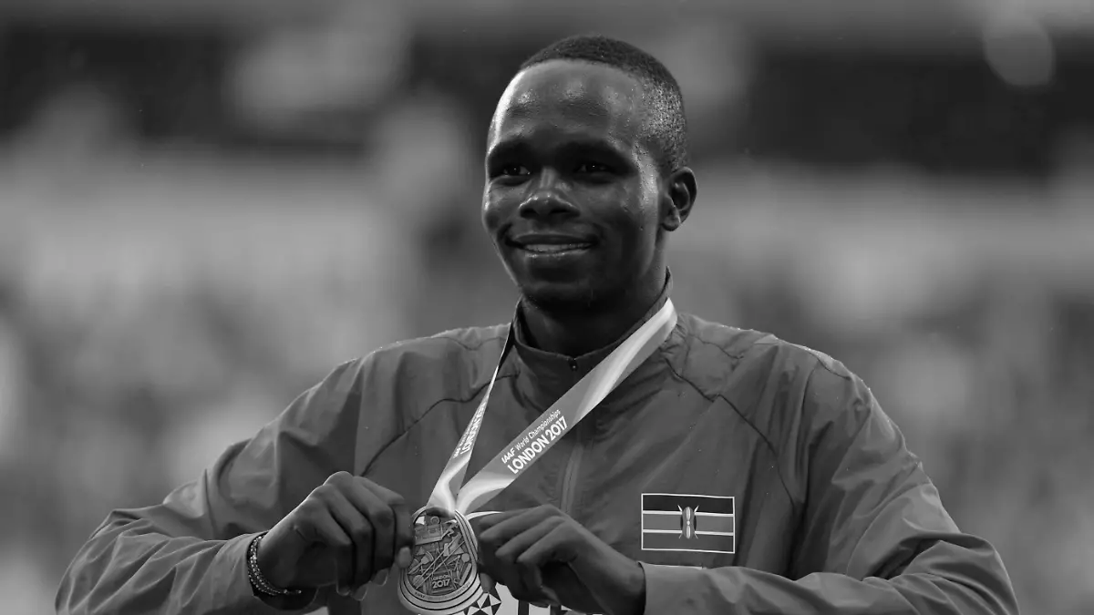 Kipyegon Bett reckt stolz die Bronzemedaille in die Höhe
