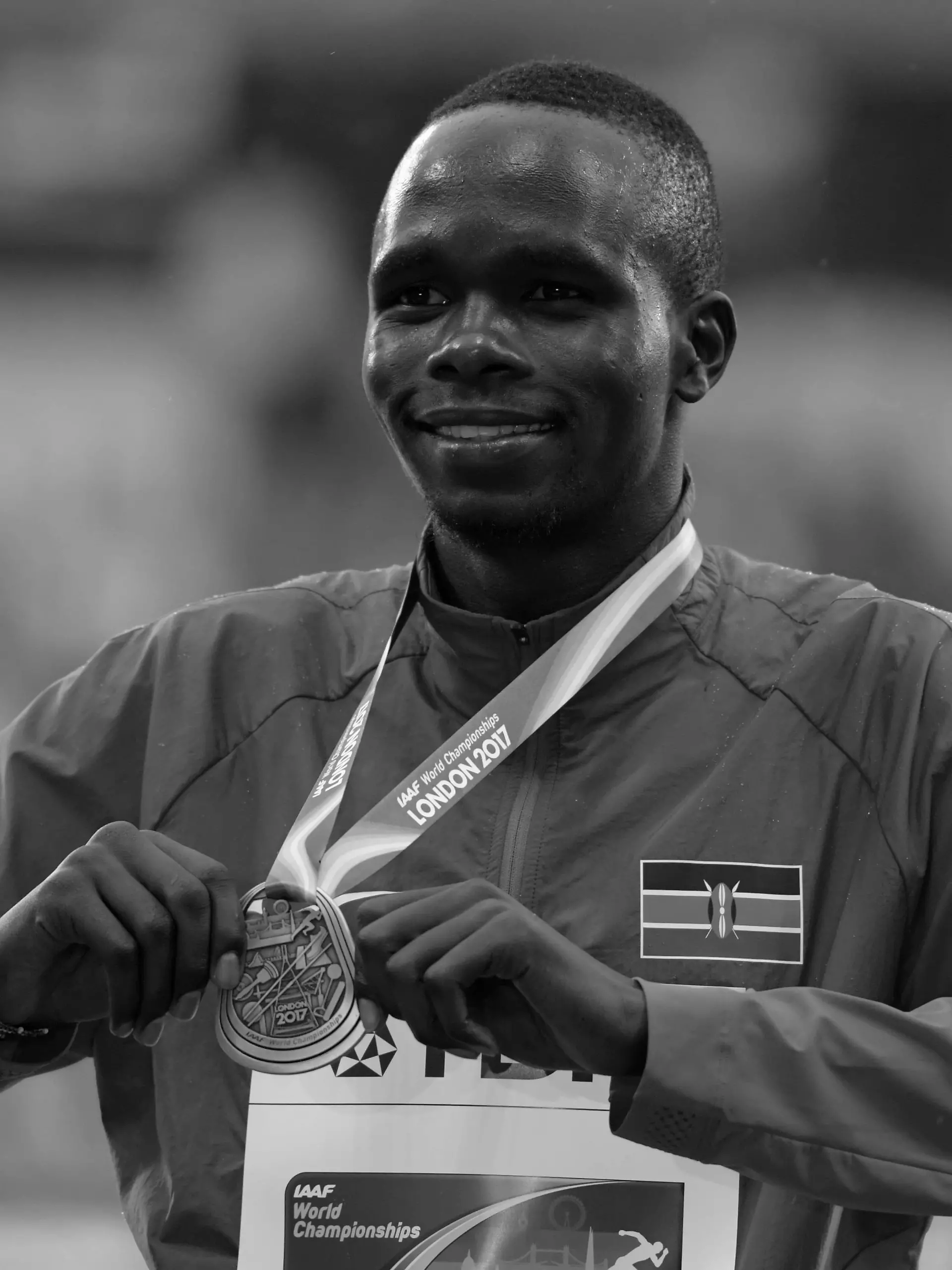 Kipyegon Bett reckt stolz die Bronzemedaille in die Höhe