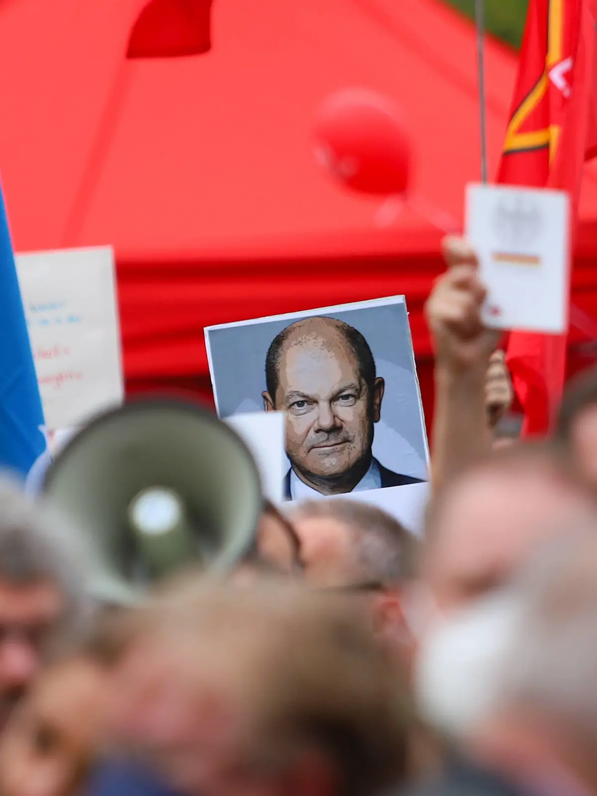  Kundgebung des DGB zum Tag der Arbeit in Düsseldorf Bild von Bundeskanzler Olaf Scholz  SPD  wird in der Menschenmenge hochgehalten bei der Kundgebung des DGB - Deutschen Gewerkschaftsbund - zum Tag der Arbeit auf dem Johannes-Rau-Platz in Düsseldorf am 01.05.2022. * Picture of Chancellor Olaf Scholz  SPD  is held up in the crowd at the Rally of the DGB - German Trade Union Confederation - for Labor Day on Johannes-Rau-Platz in Duesseldorf on May 01, 2022. Düsseldorf NRW Germany Copyright: xPieroxNigroxxxaal.photox