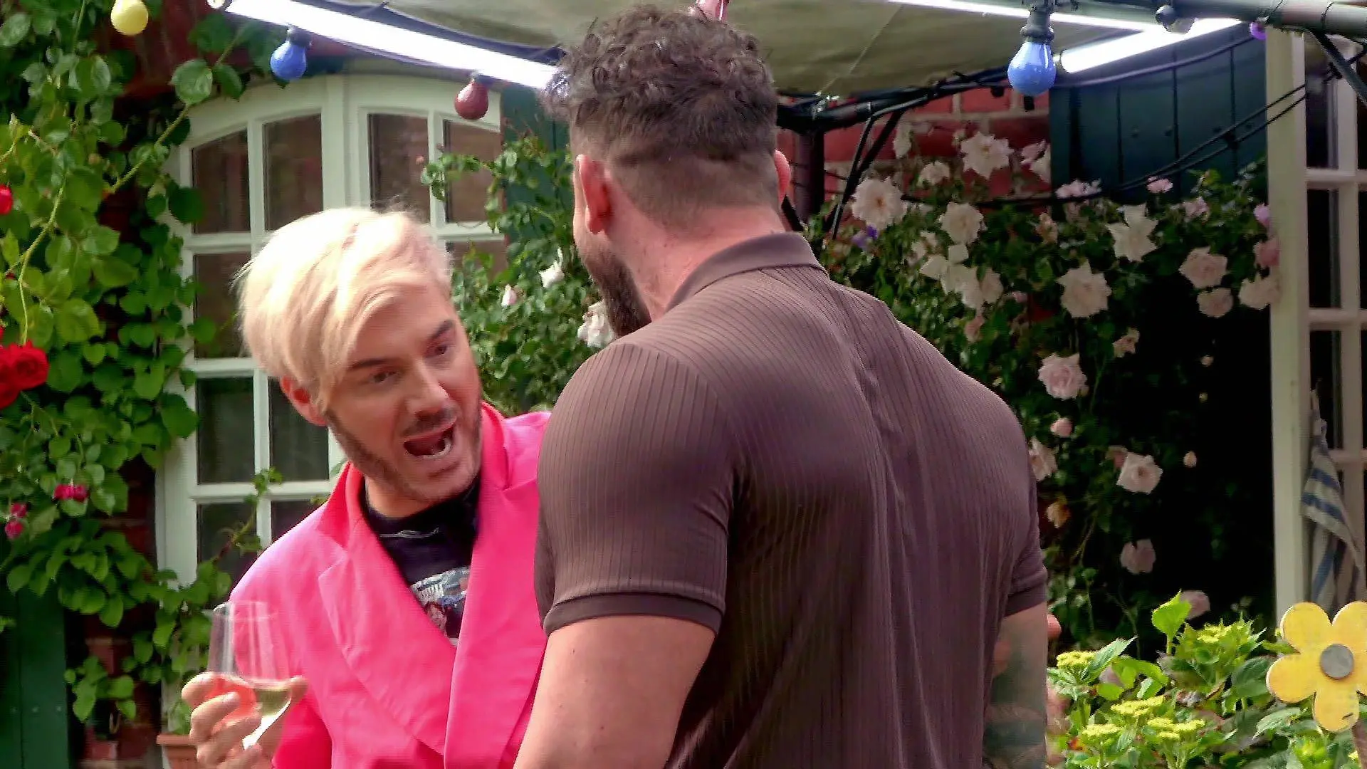 Dieser Sommerhaus-Neuzugang sorgt für Erstaunen Ex-Bachelor entert die Promi-WG