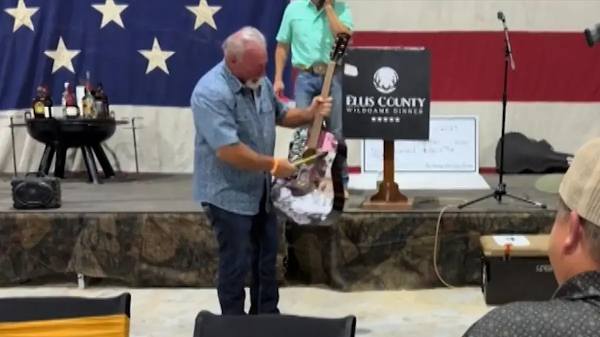 Doch alles Fake?! Mann zückt Hammer und zerstört Gitarre Sie soll Taylor Swift gehört haben