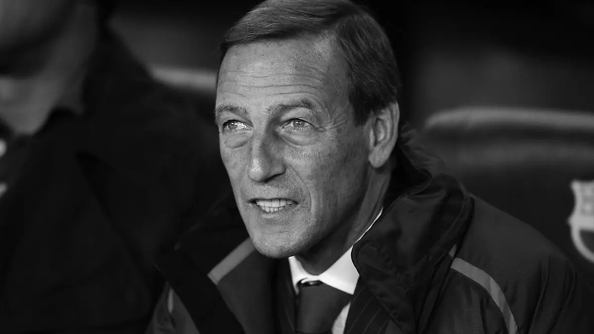 Johan Neeskens sitzt 2008 bei einem Spiel von Barcelona an der Seitenlinie.