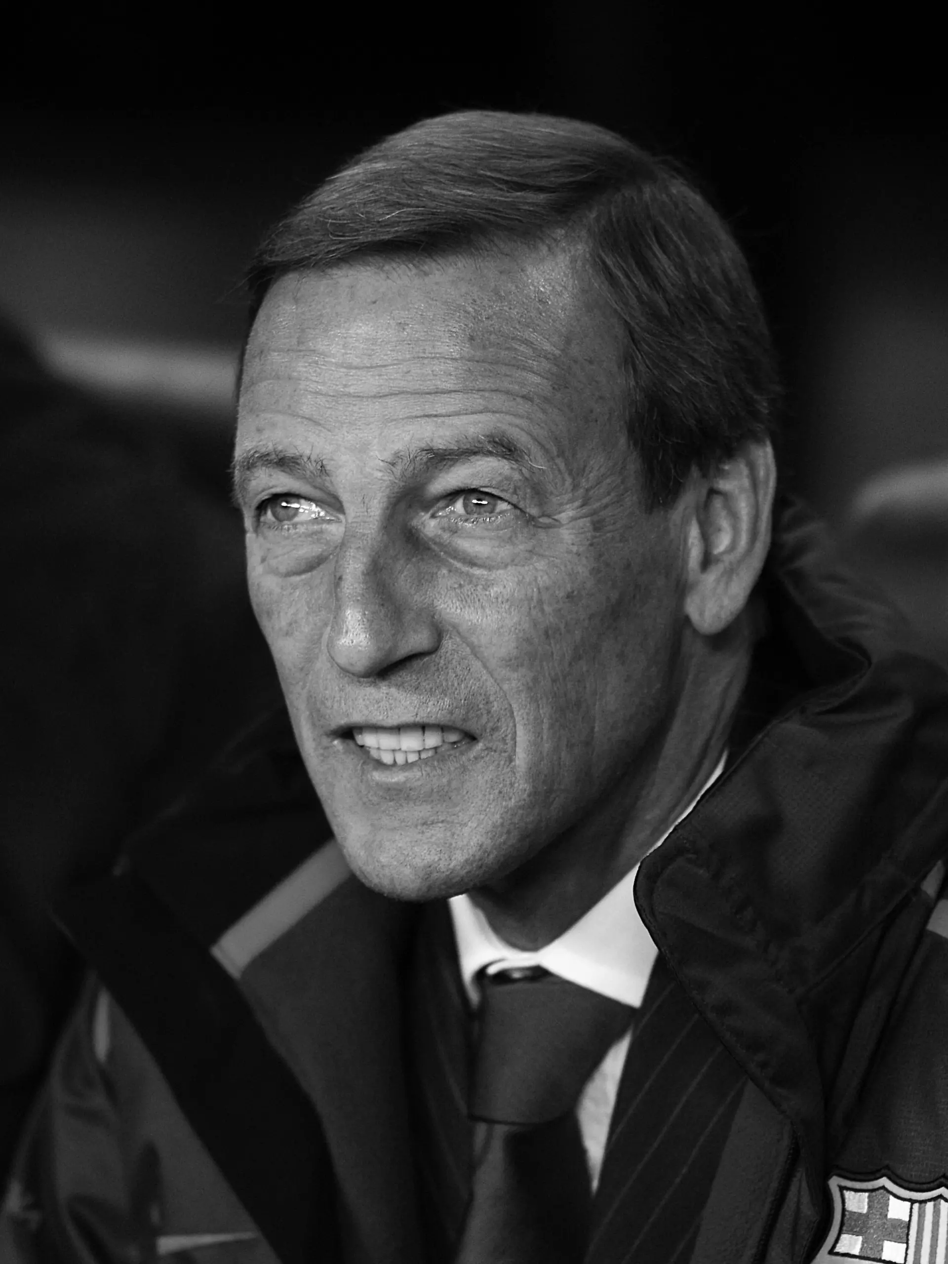 Johan Neeskens sitzt 2008 bei einem Spiel von Barcelona an der Seitenlinie. 