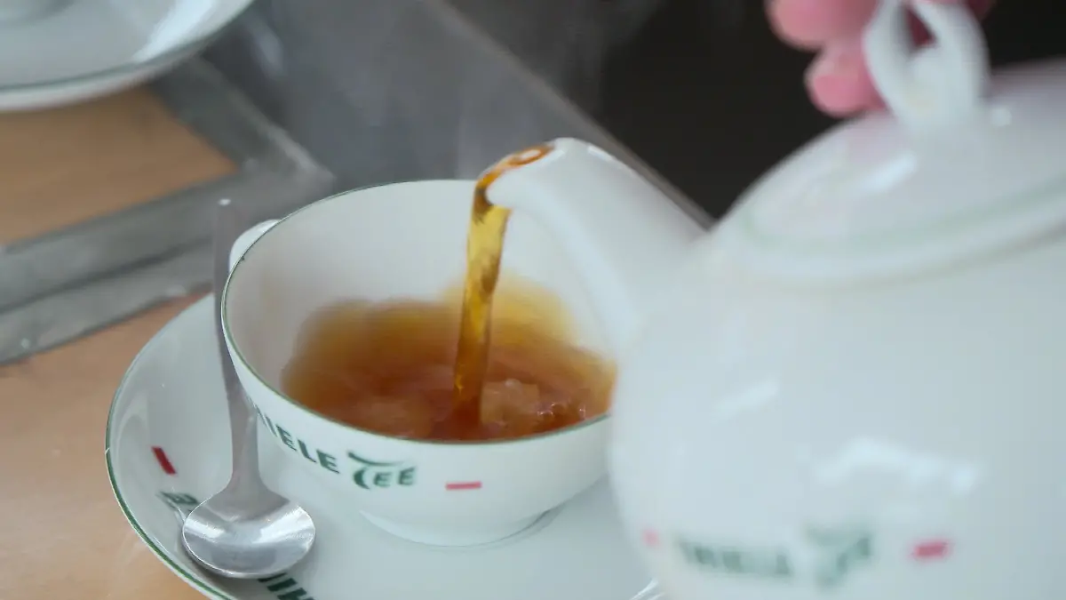 Es knistert in der Tasse, wenn der heiße Tee auf den Kluntje trifft.