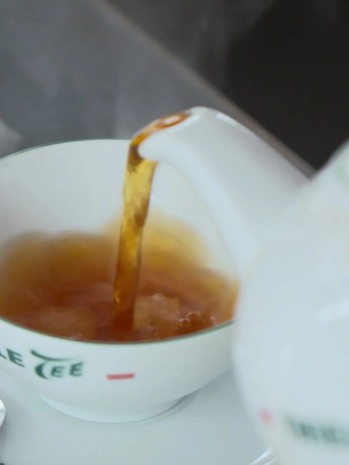 Es knistert in der Tasse, wenn der heiße Tee auf den Kluntje trifft. 