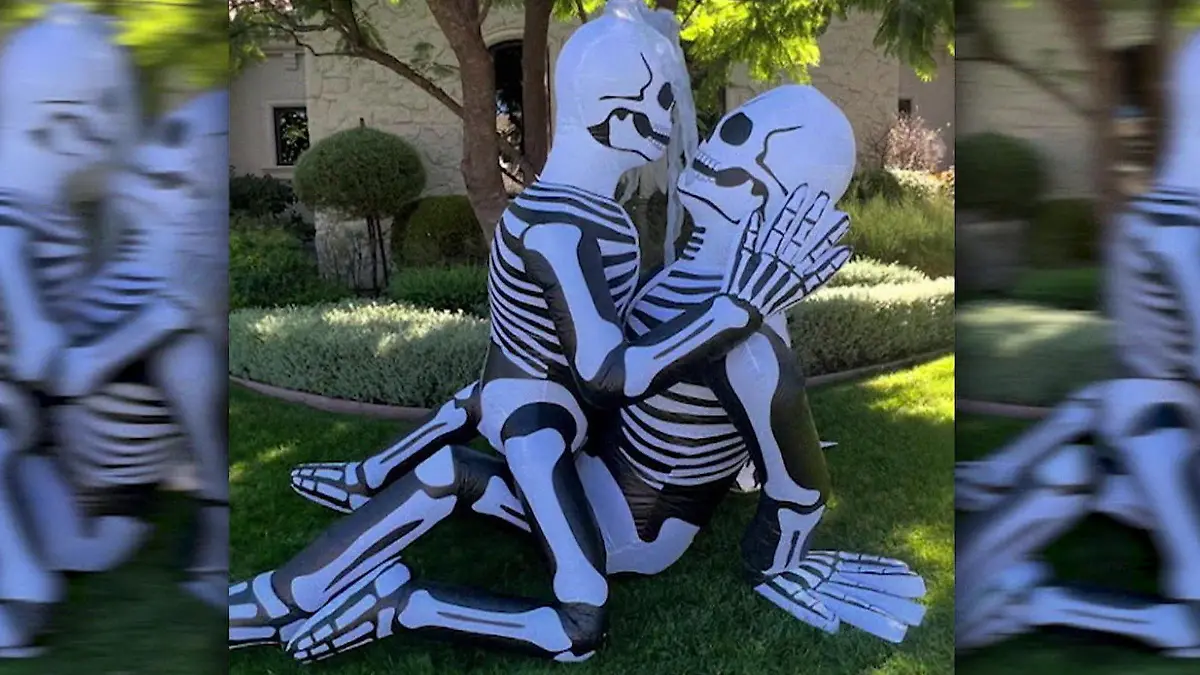 Sex bis die Rippen klappern! Skelette schocken das Netz Superstar steht auf schlüpfrige Gruseldeko