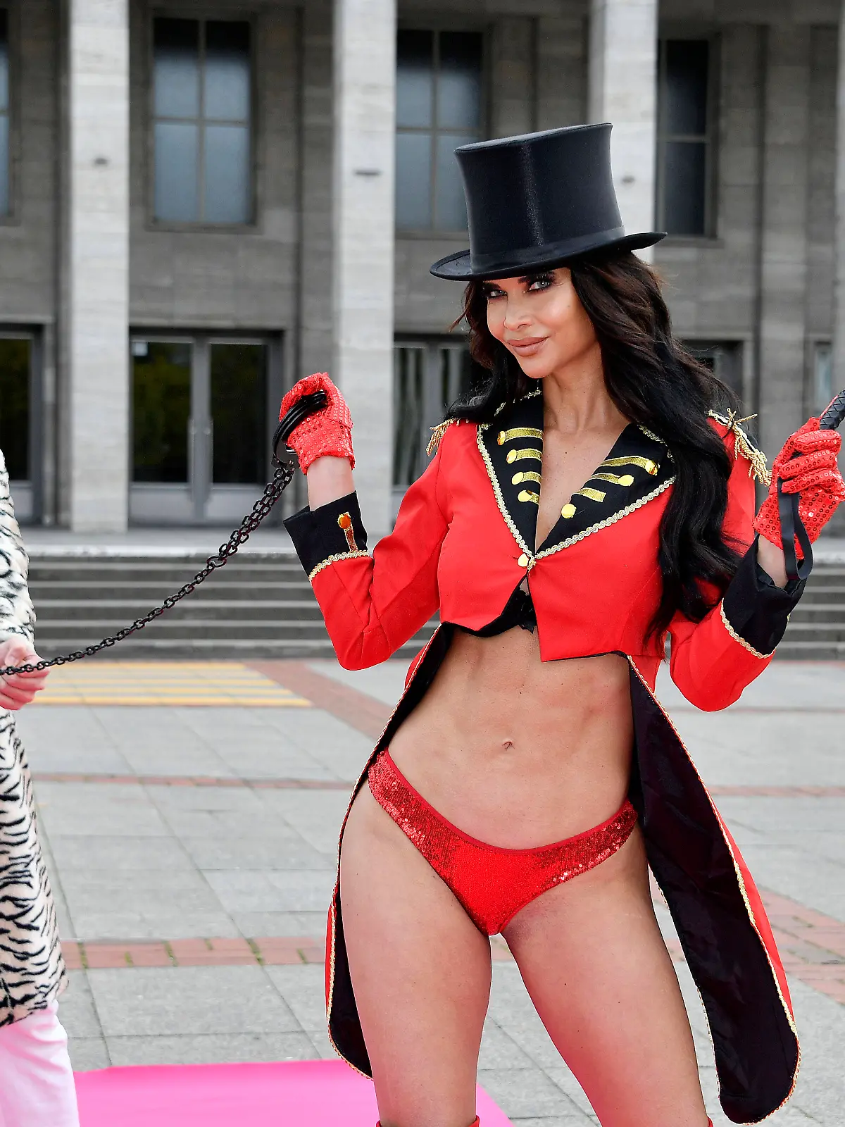 Micaela Schäfer und Calvin Kleinen bei der Generalprobe für das Opening der 27. Venus Berlin vor dem Haupteingang Nord der Messe Berlin 2024