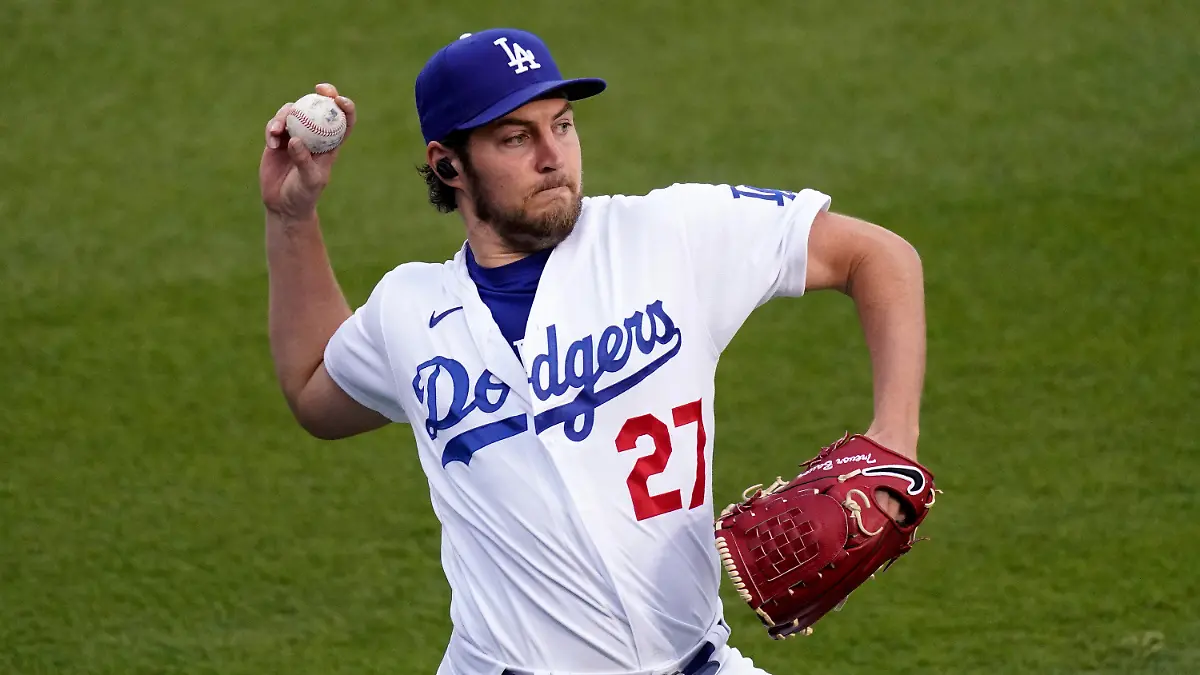 ARCHIV - 13.04.2021, USA, Los Angeles: Trevor Bauer von den Los Angeles Dodgers wärmt sich vor einem Baseballspiel gegen die Colorado Rockies auf. (zu dpa «Baseball-Profi wegen sexueller Gewalt zwei Jahre ohne Gehalt gesperrt») Foto: Mark J. Terrill/AP/dpa +++ dpa-Bildfunk +++