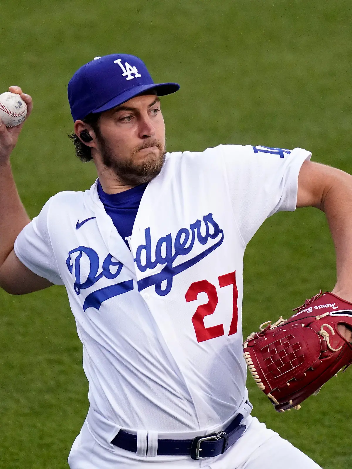 ARCHIV - 13.04.2021, USA, Los Angeles: Trevor Bauer von den Los Angeles Dodgers wärmt sich vor einem Baseballspiel gegen die Colorado Rockies auf. (zu dpa «Baseball-Profi wegen sexueller Gewalt zwei Jahre ohne Gehalt gesperrt») Foto: Mark J. Terrill/AP/dpa +++ dpa-Bildfunk +++