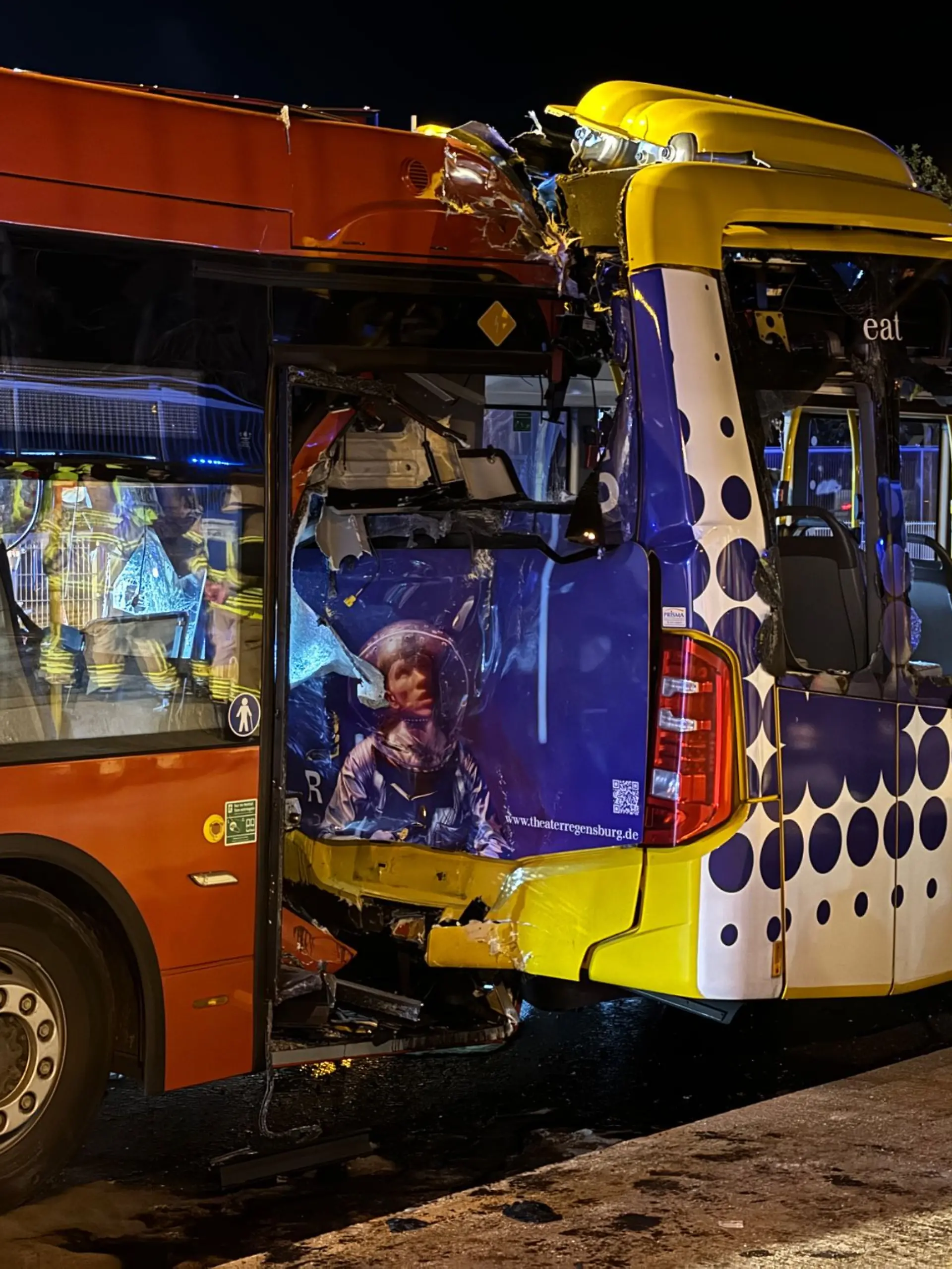 Bild zu: "Linienbusse crashen in Regensburg – 50 Verletzte!"