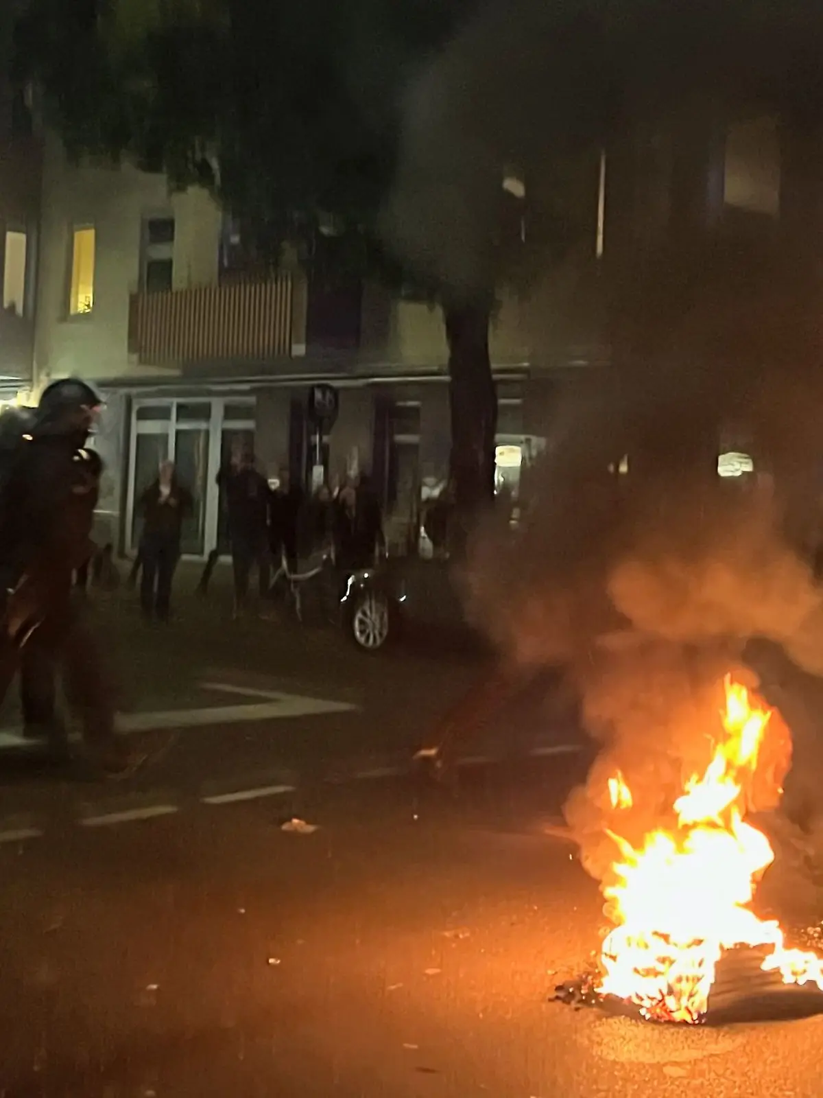 Bild zu: "Gewalteskalation! Demonstranten beschießen die Polizei"