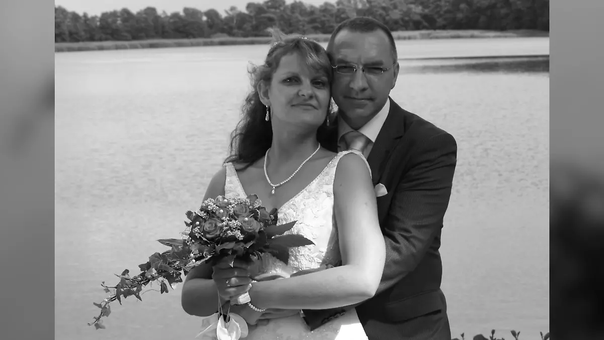 Auf ihrem Hochzeitsbild strahlen Jessica und Siegfried glücklich in die Kamera.