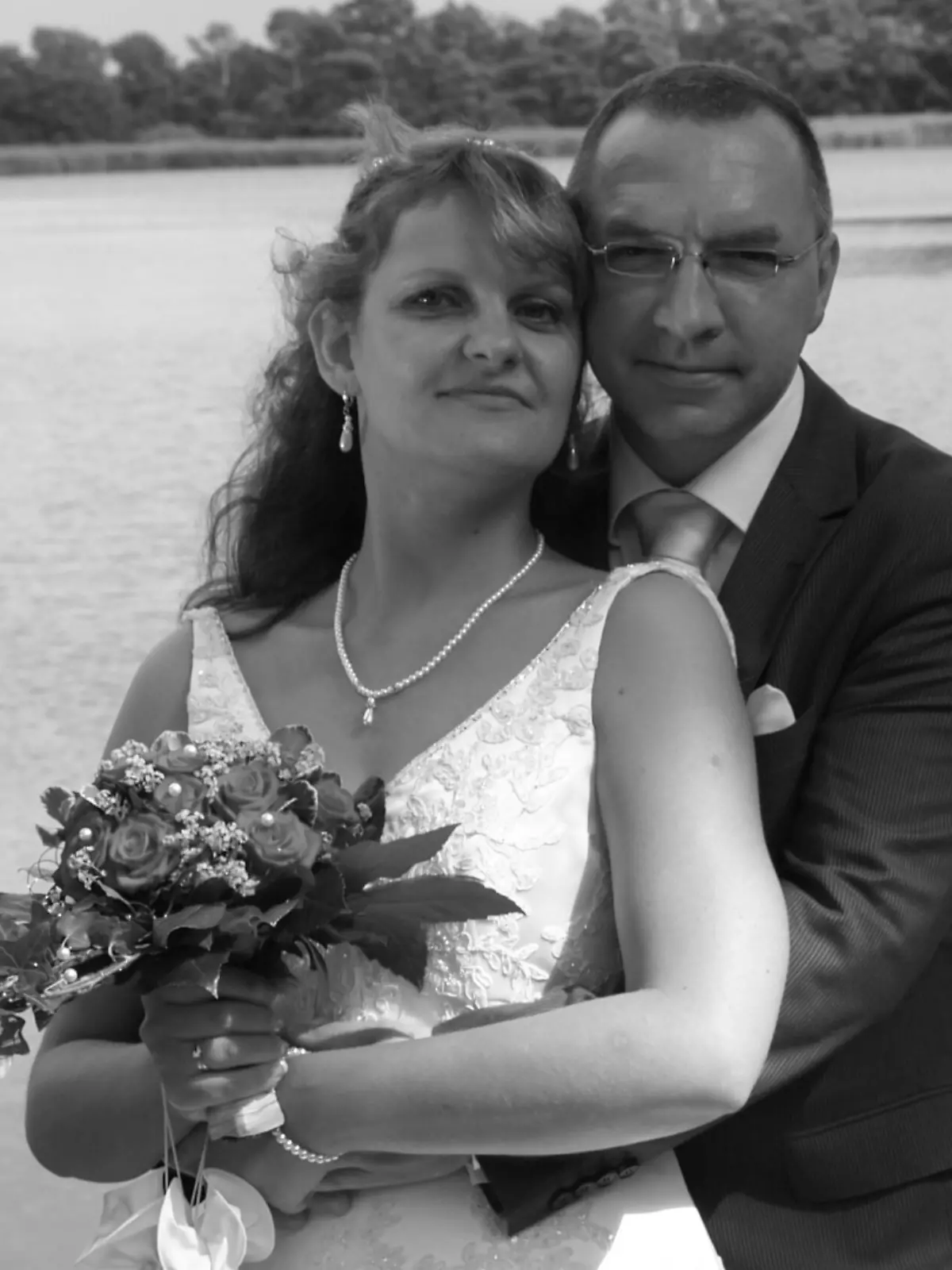 Auf ihrem Hochzeitsbild strahlen Jessica und Siegfried glücklich in die Kamera. 