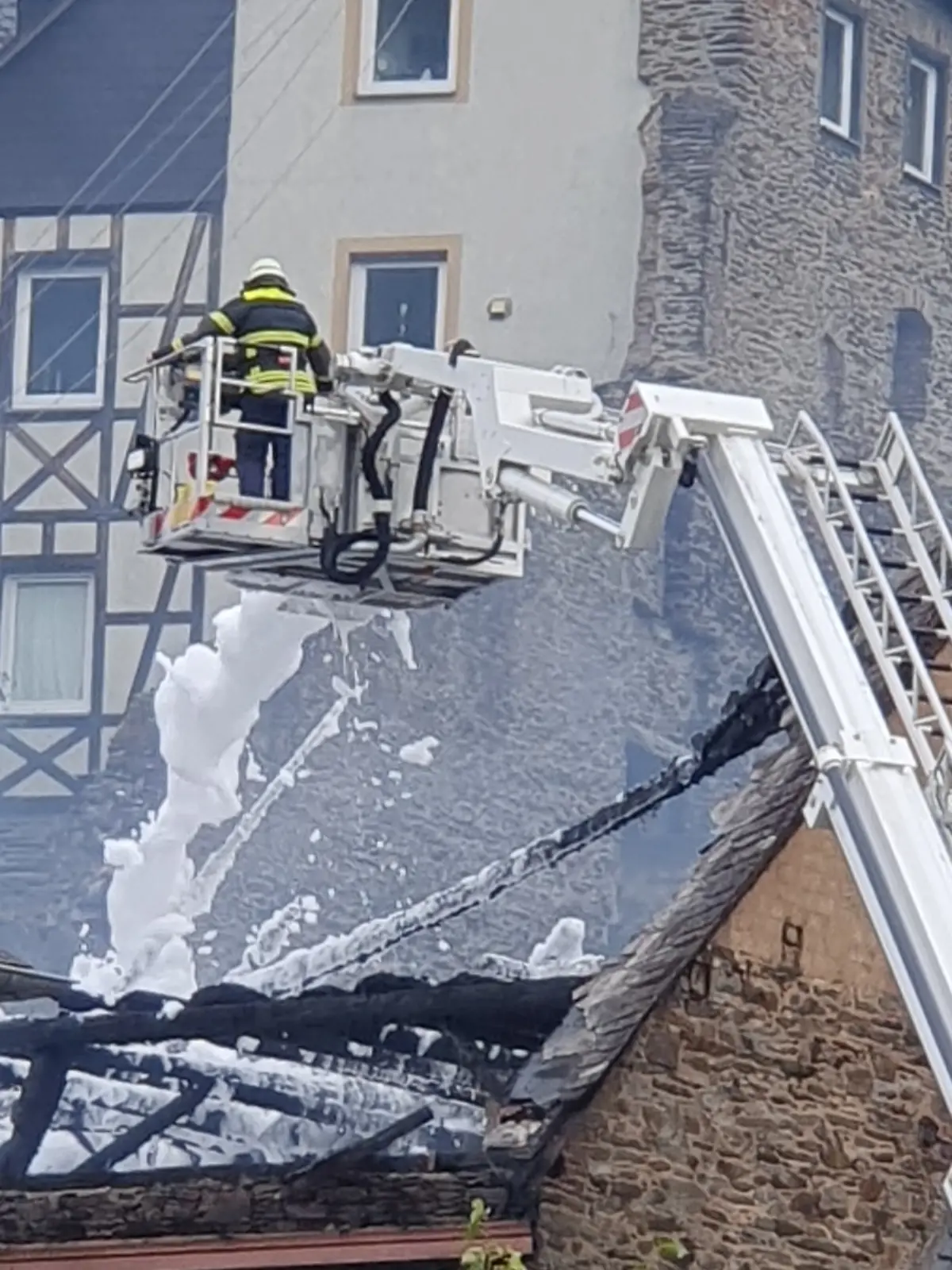 Bild zu: "Zwei Familien nach Brand verzweifelt! "