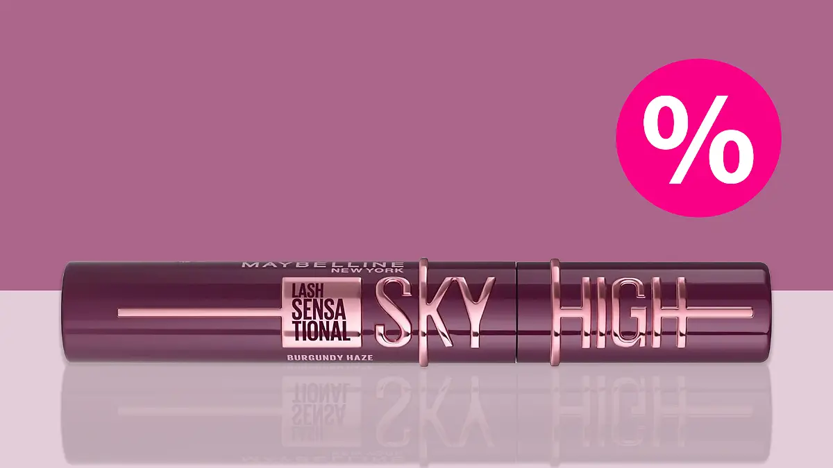 Die Maybelline Sky High Mascara vor einem Dunkelpinken Hintergrund