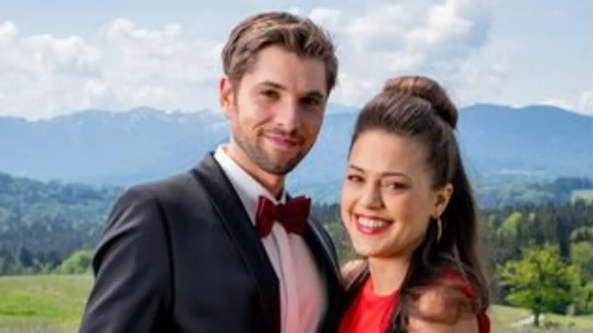 Collage von den „Sturm der Liebe”-Traumpaaren Katharina Scheuba und Elias Reichert (l.) sowie Soluna-Delta Kokol und Robin Schick
.