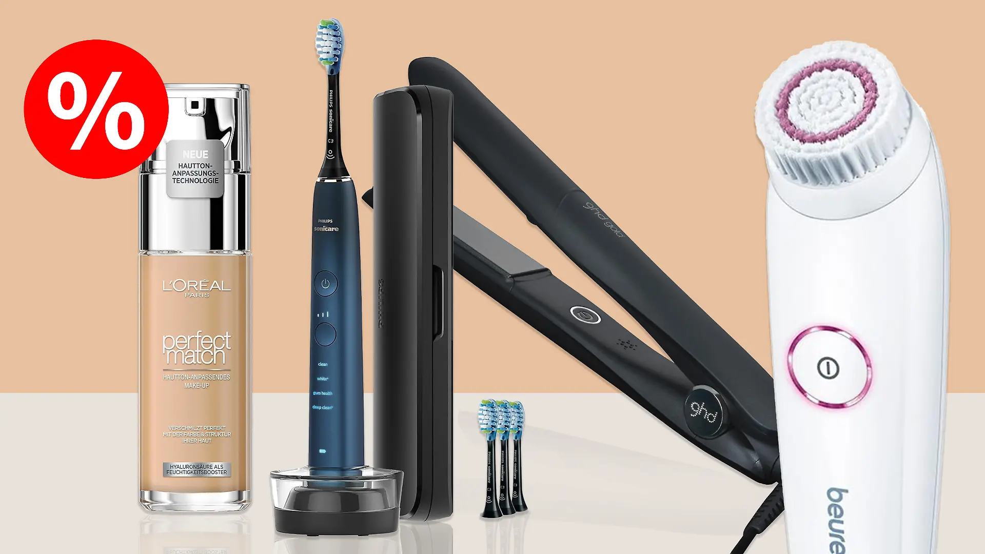 Unterschiedliche Beauty-Produkte vor einem Beigen Hintergrund.