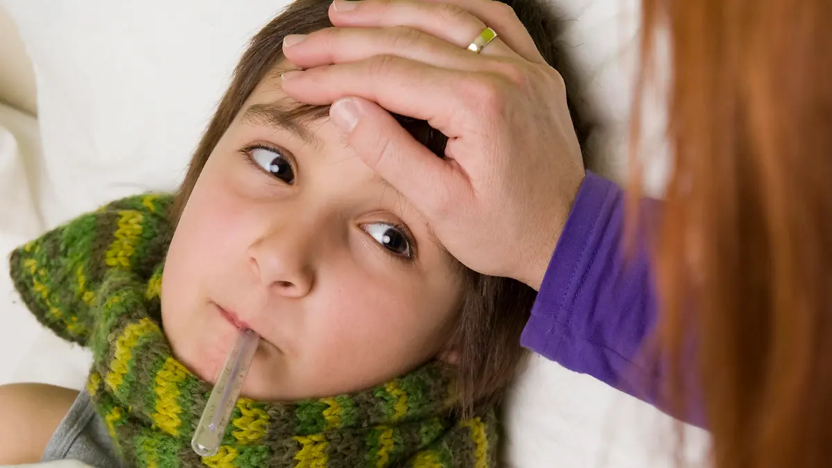 Mutter sitzt am Bett von krankem Sohn - sick son in bed Keine Weitergabe an Drittverwerter.