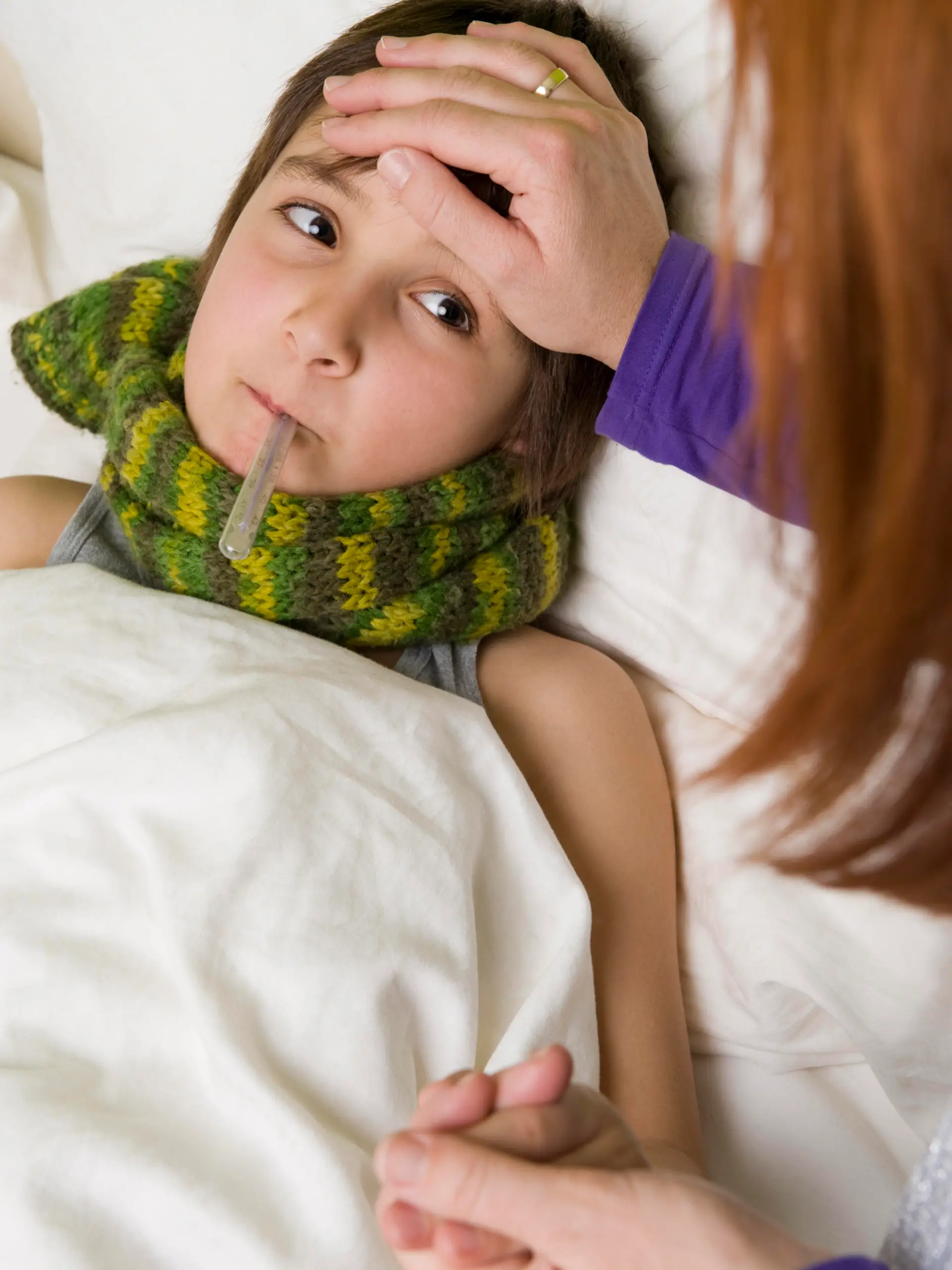 Mutter sitzt am Bett von krankem Sohn - sick son in bed Keine Weitergabe an Drittverwerter.