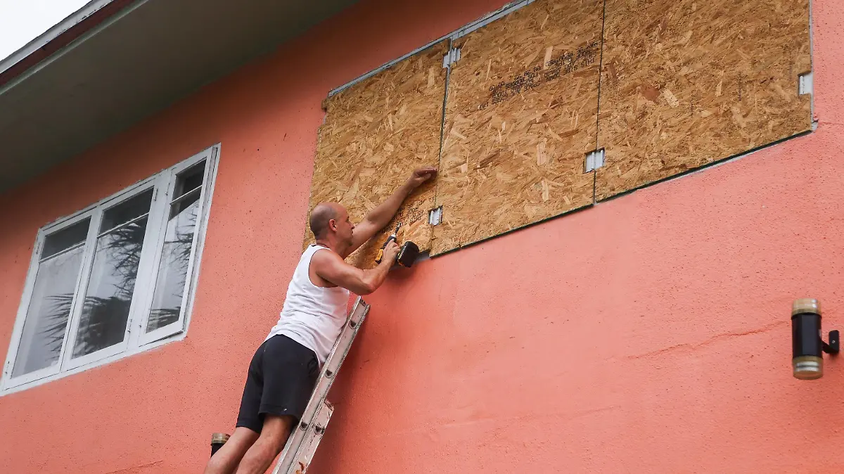 October 6, 2024, St. Petersburg, Florida, USA: EDWARD MONTGOMERY prepares screws in another board at the four unit apartment he owns on 730 7th Ave N as residents prepare for Milton s impact on Oct. 6, 2024. Hurricane Milton has intensified into a category five storm as it makes its way towards the US Gulf Coast. St. Petersburg USA - ZUMAs70_ 20241007_zan_s70_016 Copyright: xDirkxShaddx